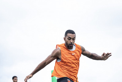 Paulo Henrique treina no campo e pode voltar a ser relacionado no Vasco