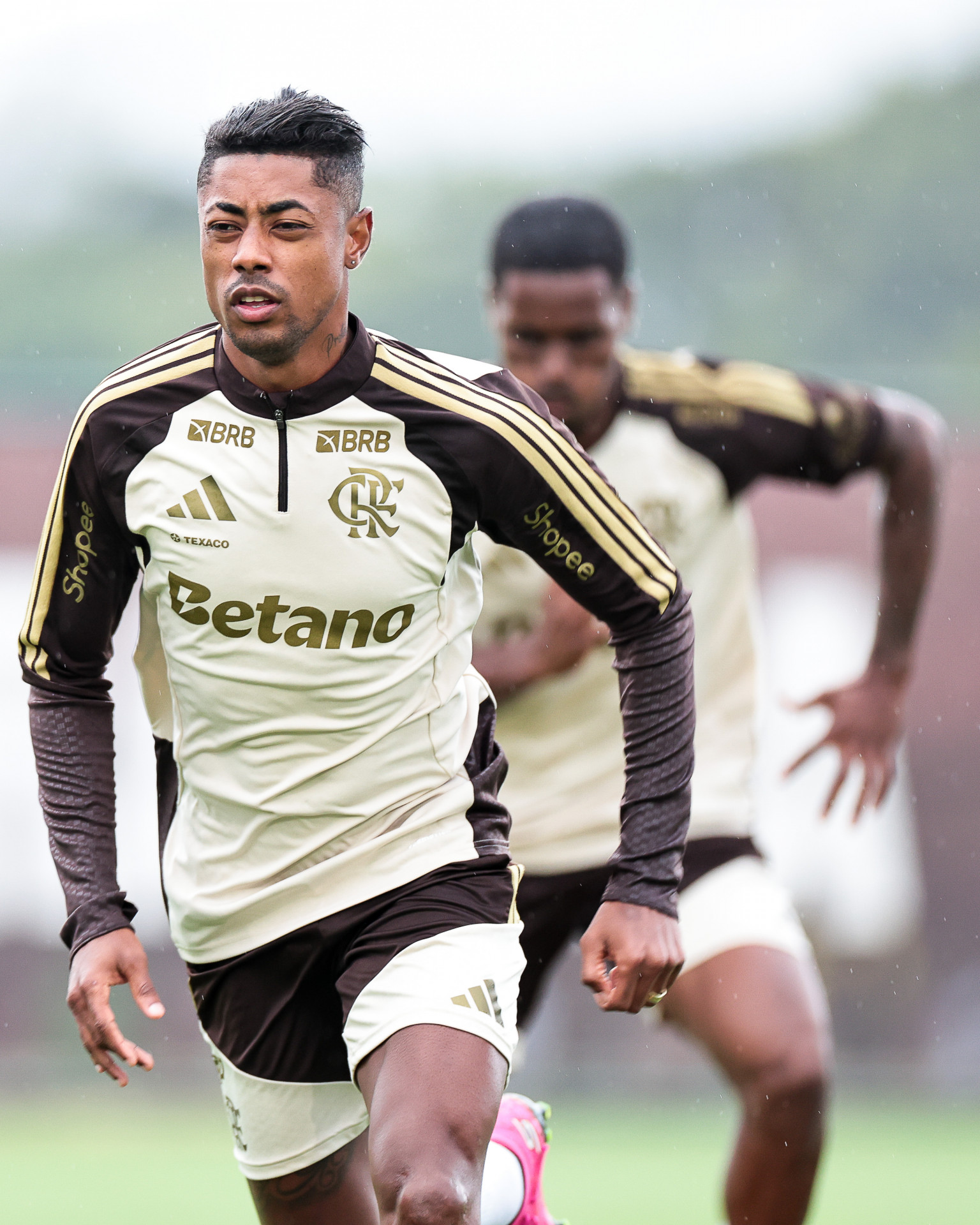 Bruno Henrique corre em treino do Flamengo no Ninho