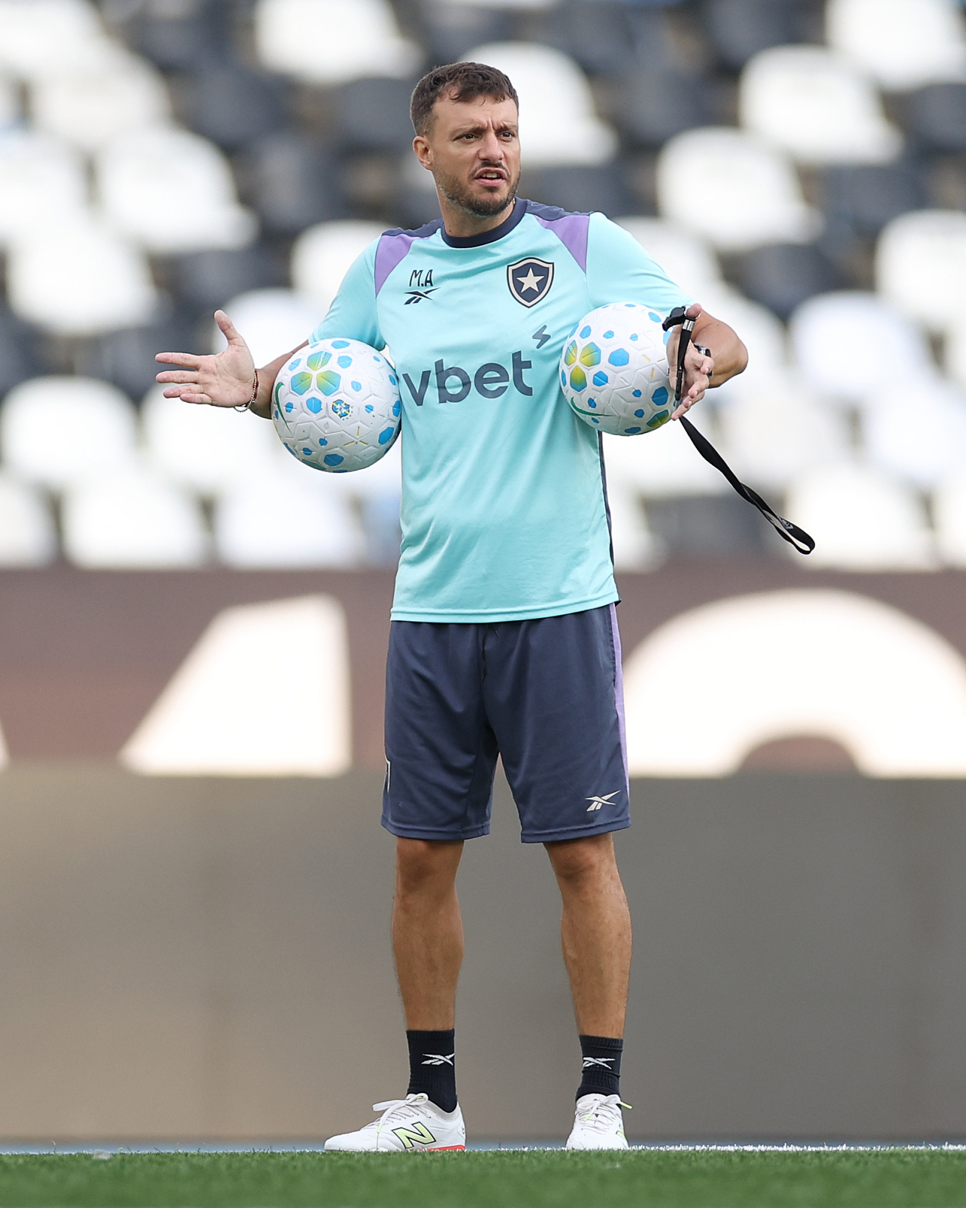  Mart&iacute;n Anselmi comanda treino do Botafogo no Nilton Santos