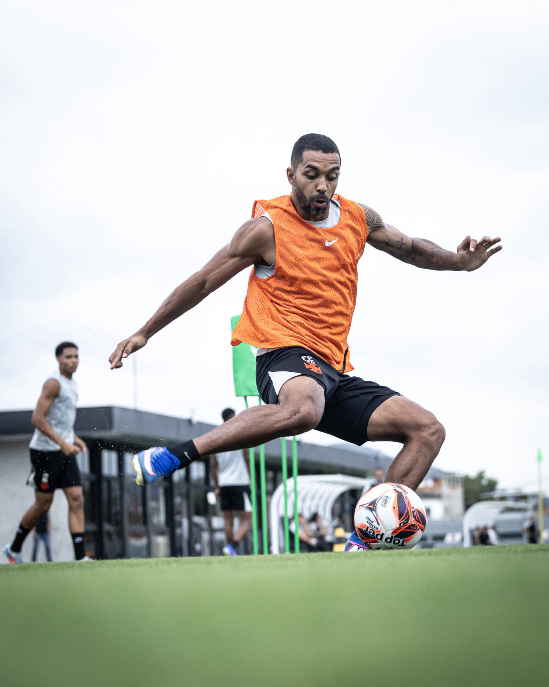 Paulo Henrique trabalhou no campo após tratamento para incômodo em um dos pés