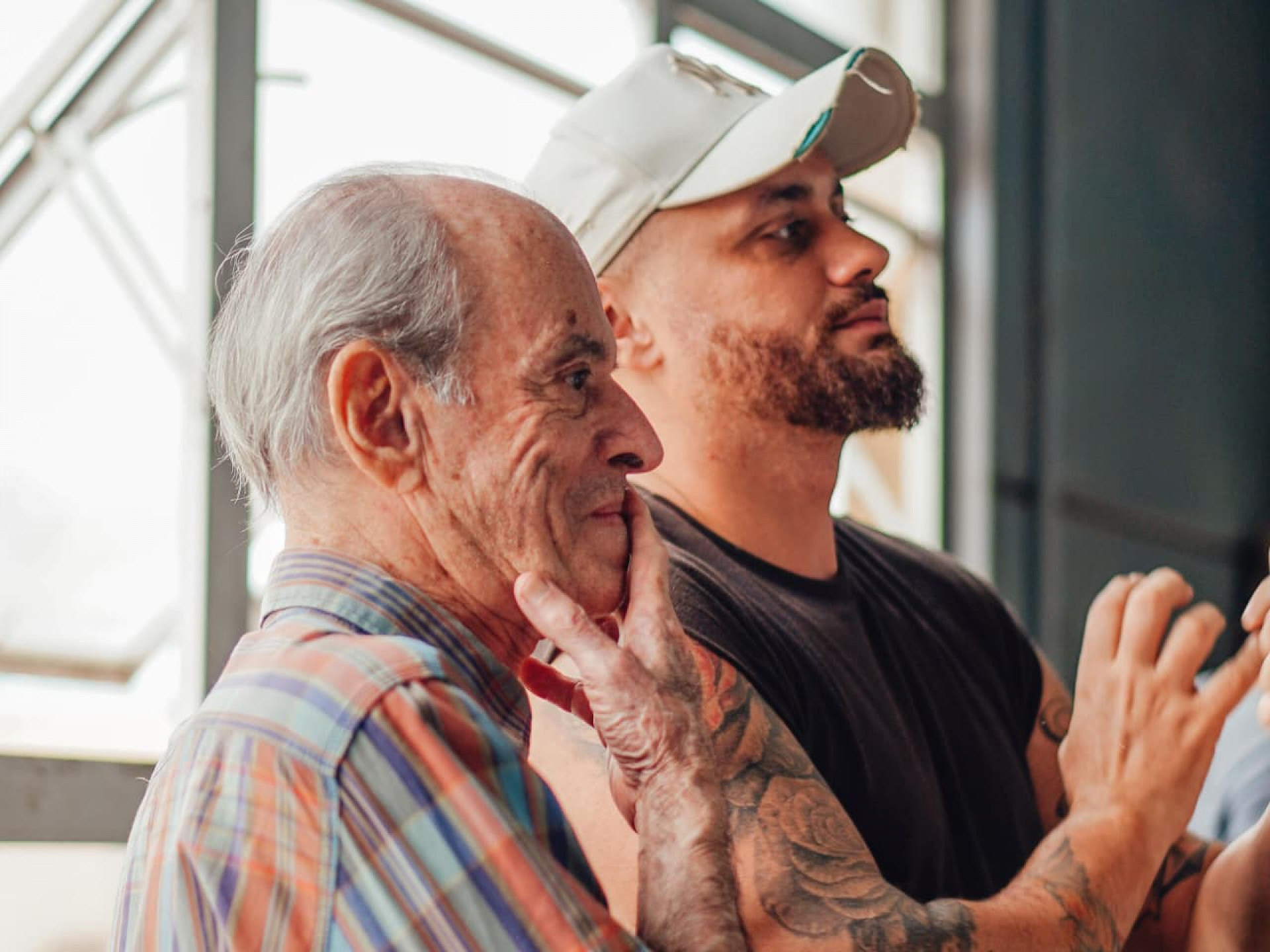 Carnavalesco Leandro Vieira e Ney Matogrosso durante visita ao barrac&atilde;o - Wagner Rodrigues / Imperatriz Leopoldinense