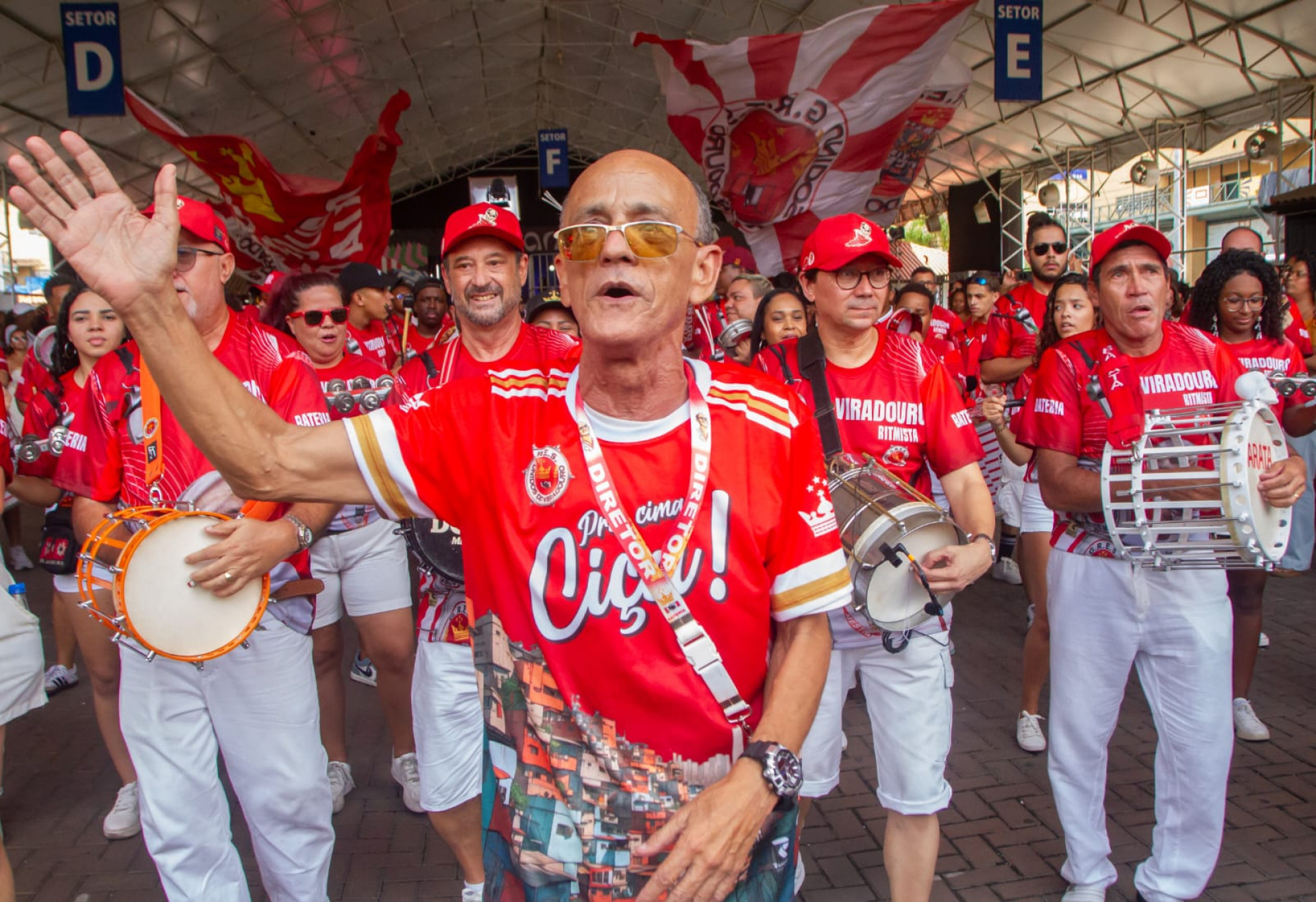 Mestre Ci&ccedil;a e a bateria da Viradouro - &Eacute;rica Martin / Ag&ecirc;ncia O Dia