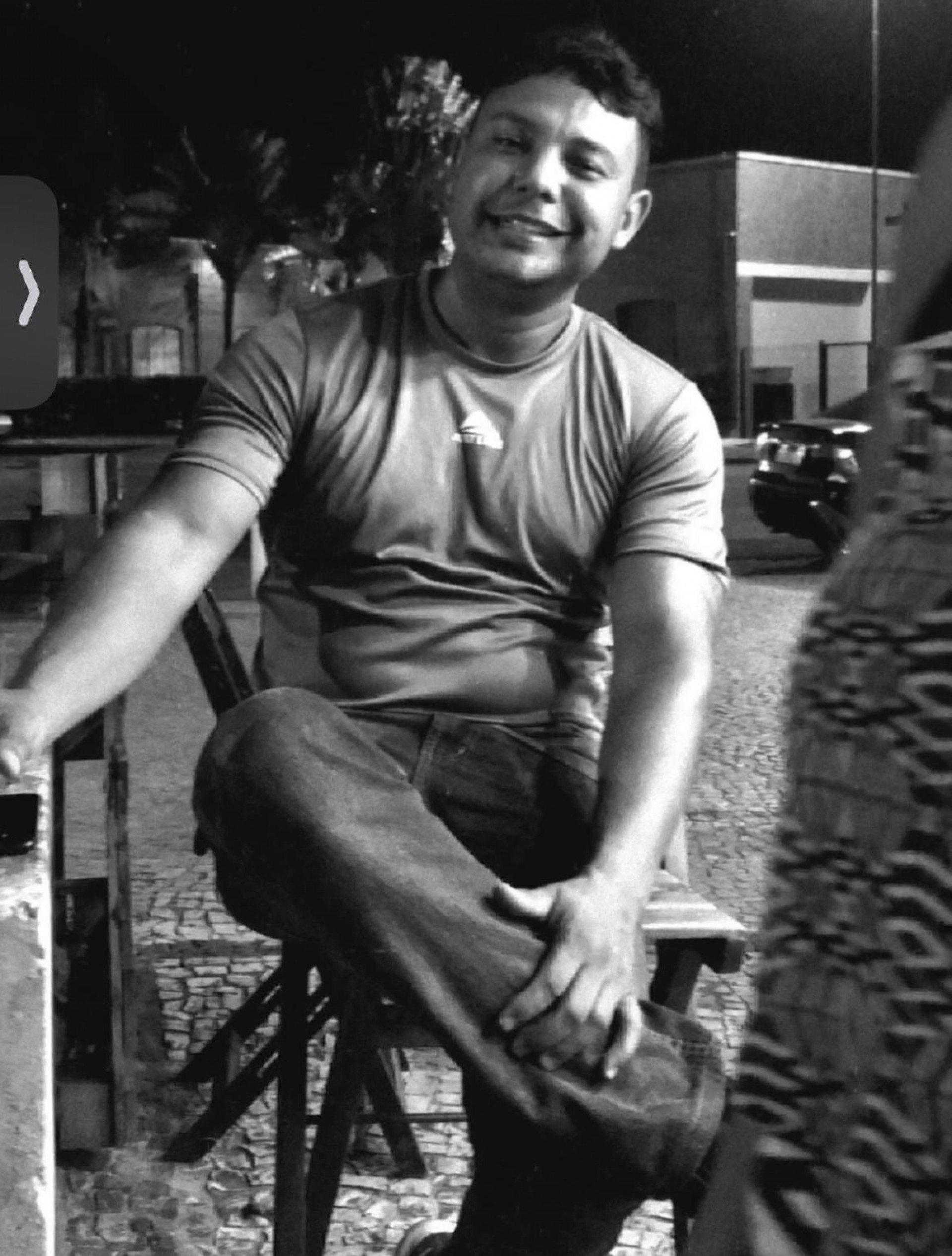 Leandro estava bebendo e conversando com a mulher quando foi baleado