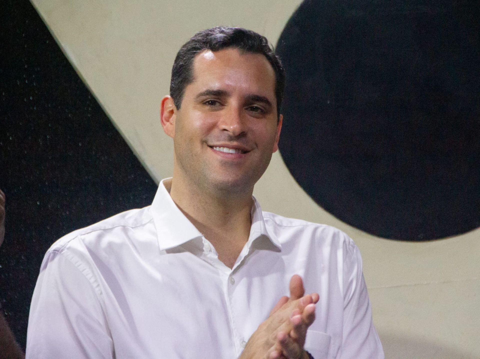 Vice-prefeito Eduardo Cavaliere esteve na sede do Cordão da Bola Preta na sexta-feira (6) - Érica Martin/Agência O Dia