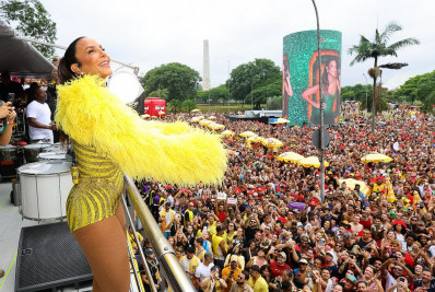 Superlotação e trio parado: Ivete Sangalo estreia no carnaval de rua de São Paulo 