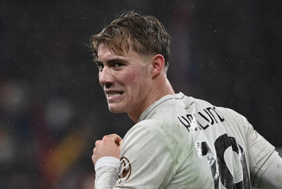 Napoli marca no fim, supera o Genoa e se aproxima dos líderes no Italiano