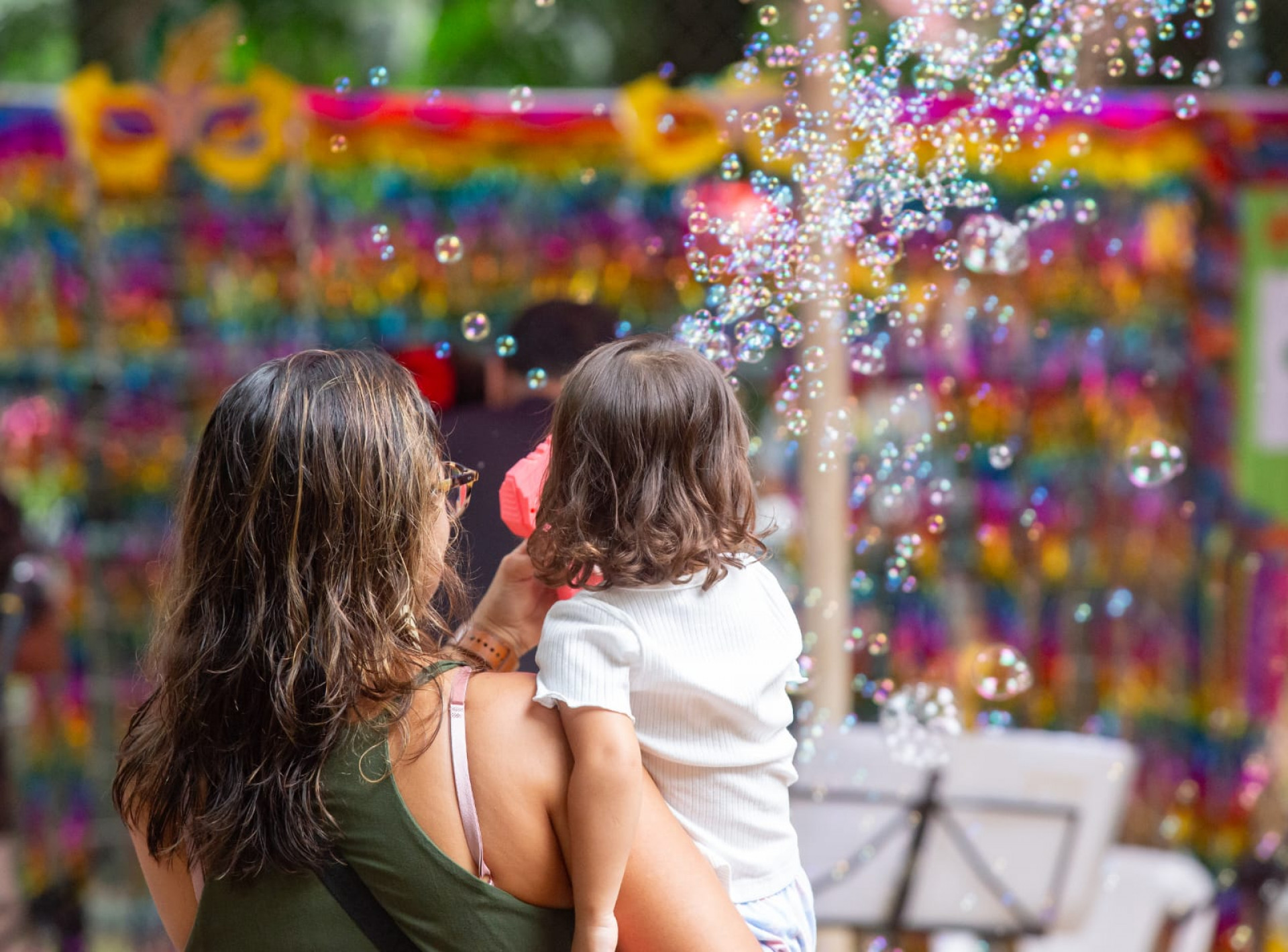 Famílias ocuparam praça com fantasias coloridas, balões e adereços - Érica Martin / Agência O Dia
