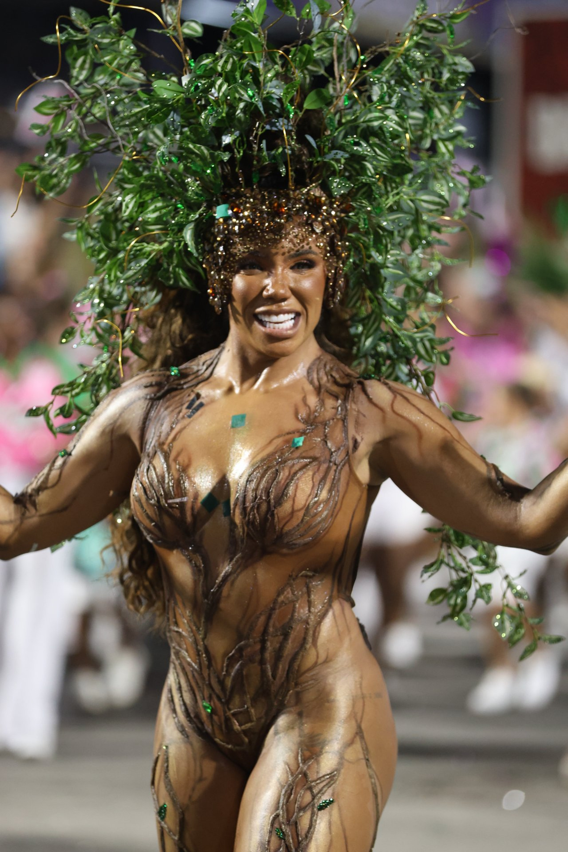 Evelyn Bastos é rainha de bateria da Mangueira