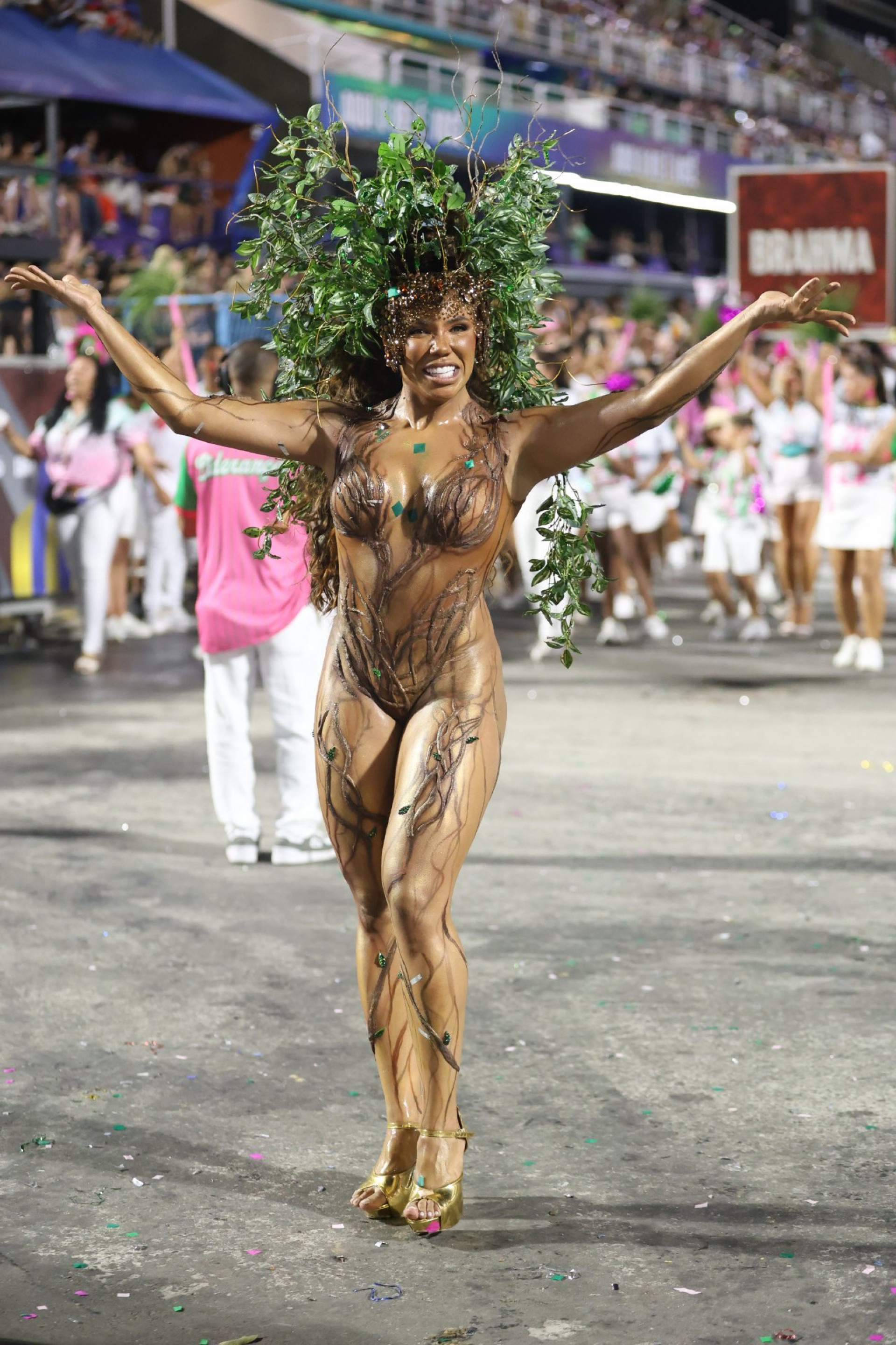Evelyn Bastos é rainha de bateria da Mangueira