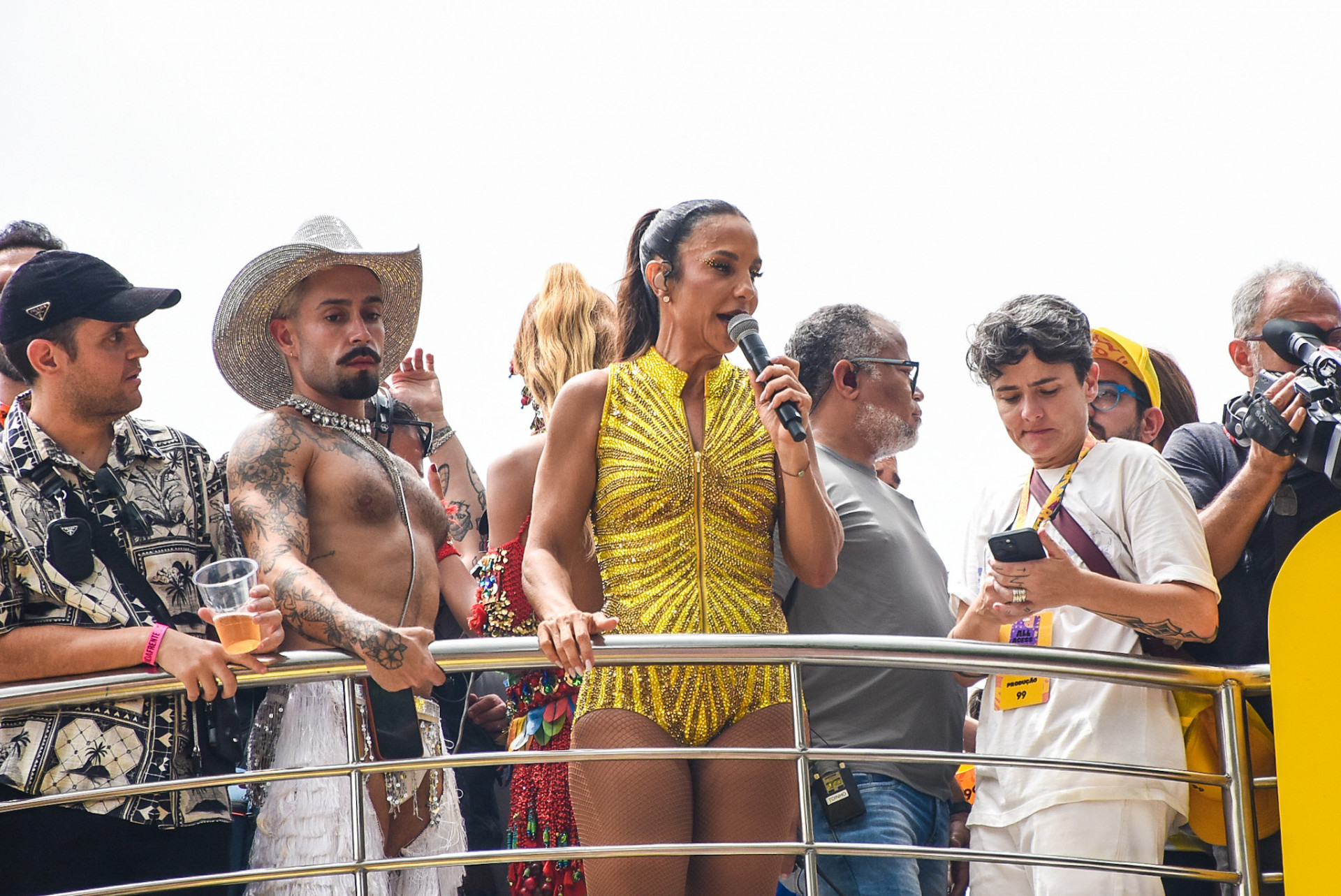  Ivete Sangalo comanda megabloco em São Paulo e reúne milhares de foliões - BrazilNews