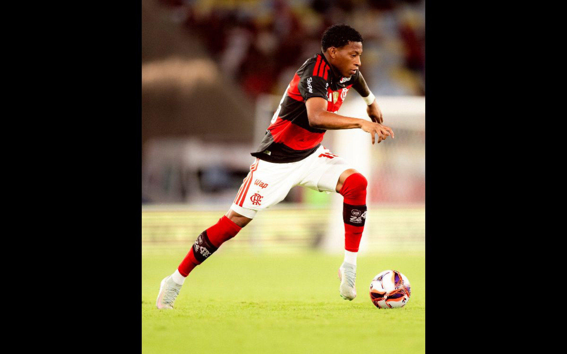 Gonzalo Plata em ação pelo Flamengo diante do Sampaio Corrêa, no Maracanã - Adriano Fontes / Flamengo