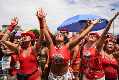 Cordão do Boitatá, Suvaco do Cristo e outros blocos reúnem milhares no Rio