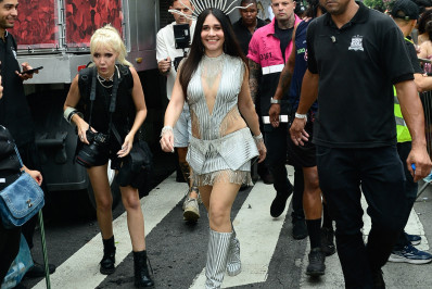 Com look futurista, Alessandra Negrini desfila em bloco de São Paulo