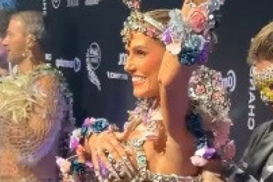 Deborah Secco passa perrengue e quase mostra demais