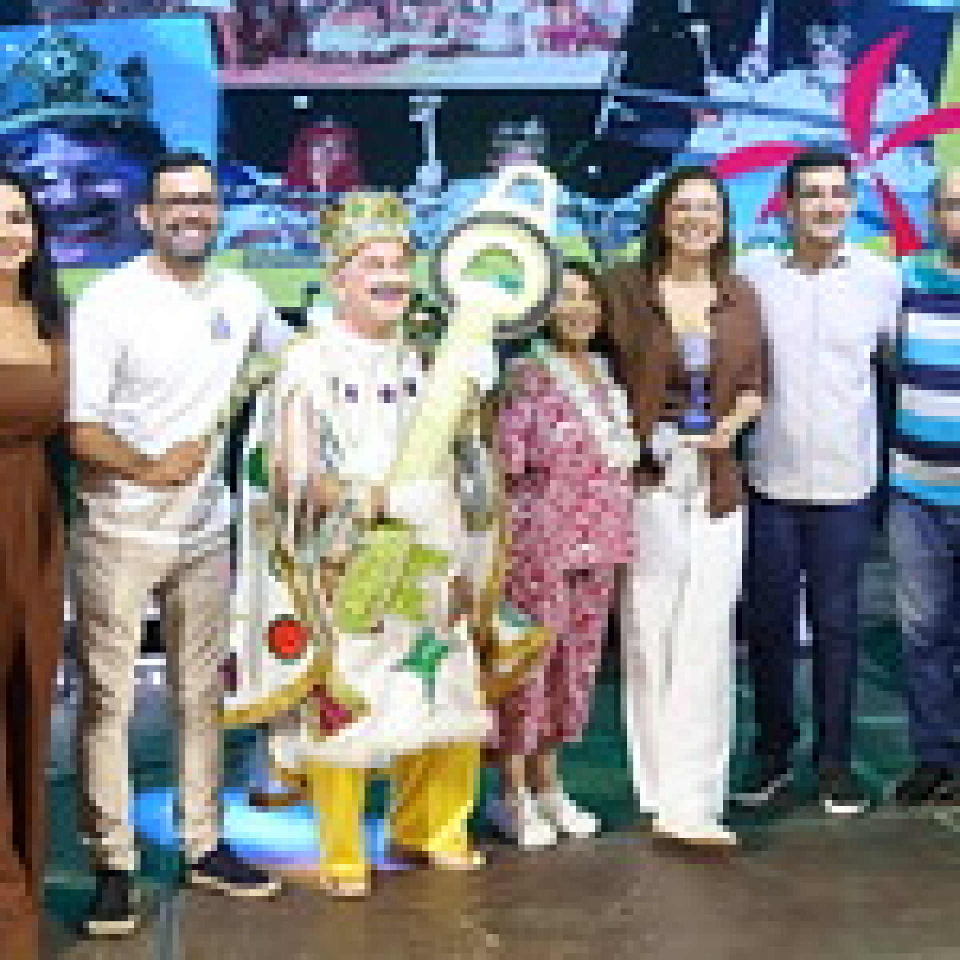 Vice-prefeito (E) Rubinho, sr. Z&eacute; Augusto da padaria, Rei Momo, dona Agla&eacute; sua esposa e a secret&aacute;ria de Cultura Marlene Pociano - Divulga&ccedil;&atilde;o/PMAR