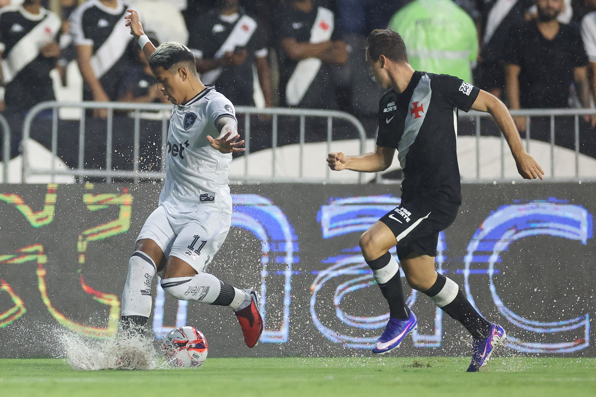 Lucas Piton e Matheus Martins em ação no clássico entre Vasco e Botafogo, em São Januário - Vítor Silva / Botafogo