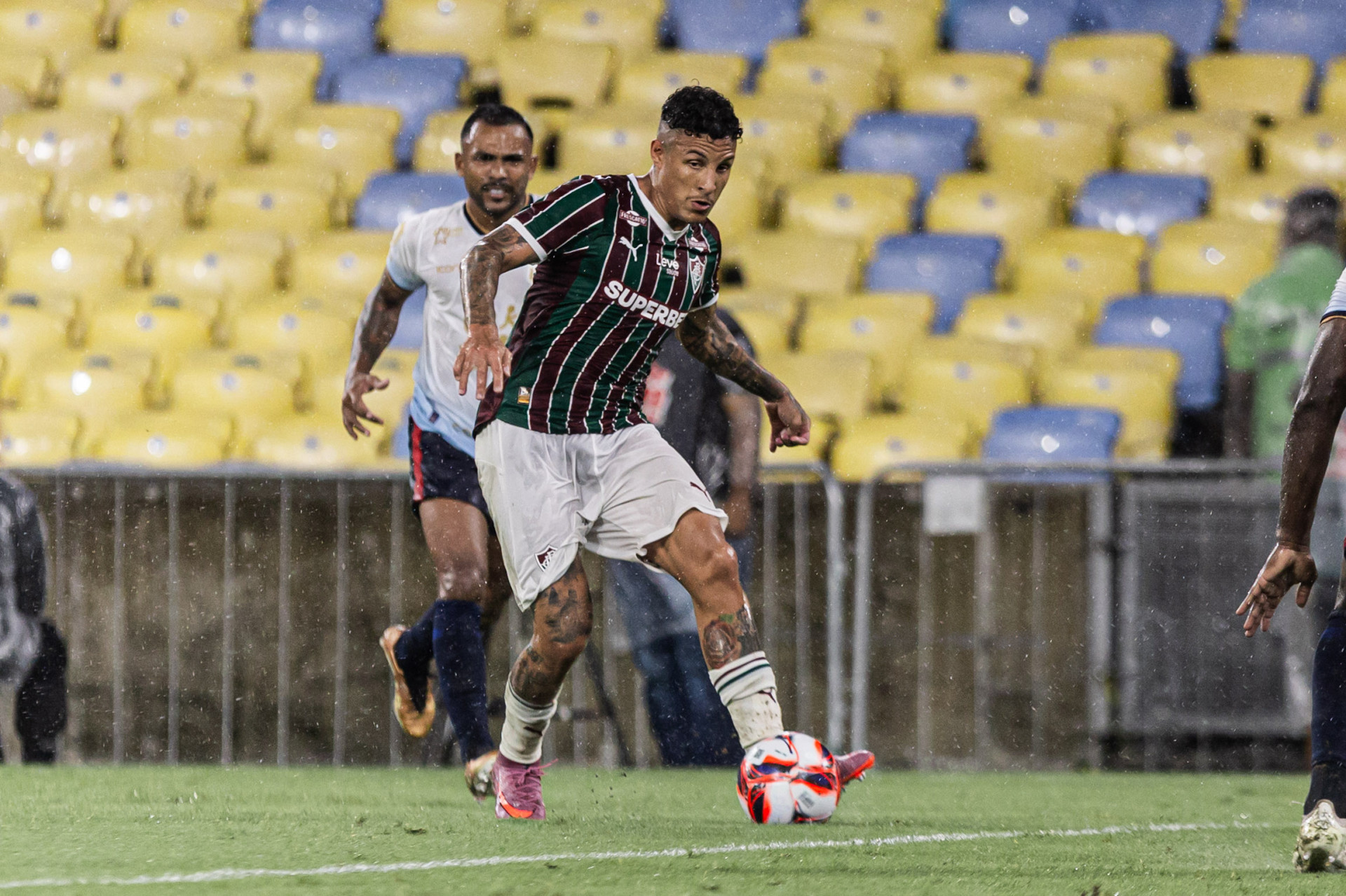 Guilherme Arana em a&ccedil;&atilde;o pelo Fluminense diante do Maric&aacute;, no Maracan&atilde; - Marina Garcia / Fluminense FC