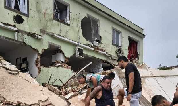 Prédio residencial desaba no Engenho Novo e deixa quatro feridos; veja vídeo