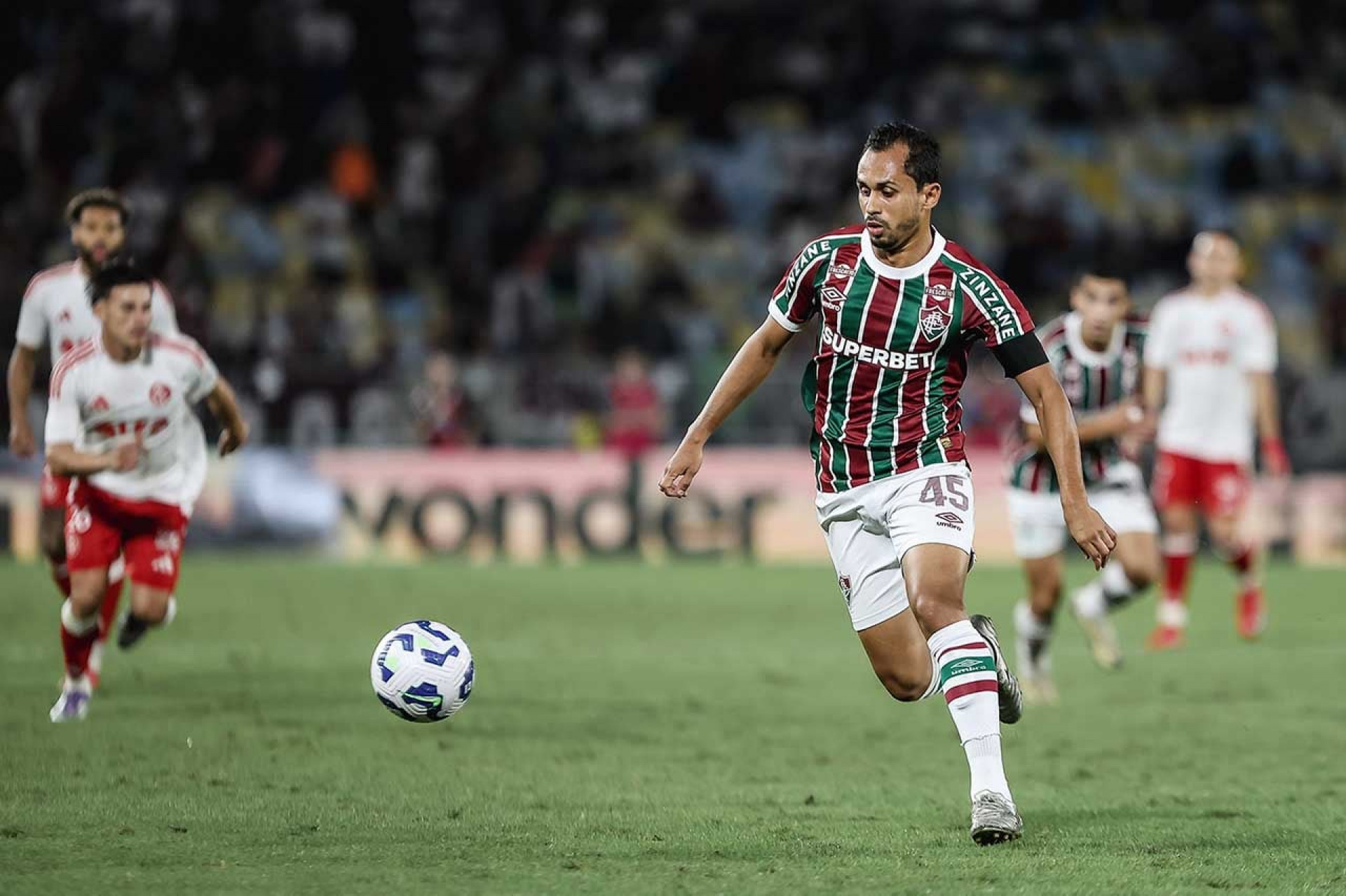 Fluminense encaminha a sa&iacute;da de volante para o futebol mexicano