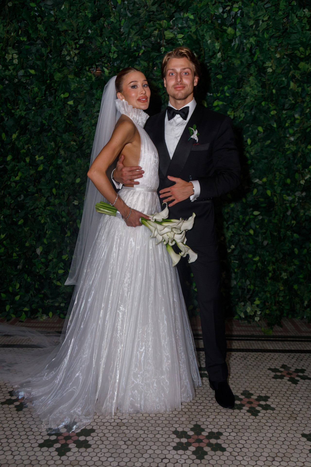 Os noivos Esther Marques e Adolpho Mello posam juntos - Patrícia Devoraes / Brazil News