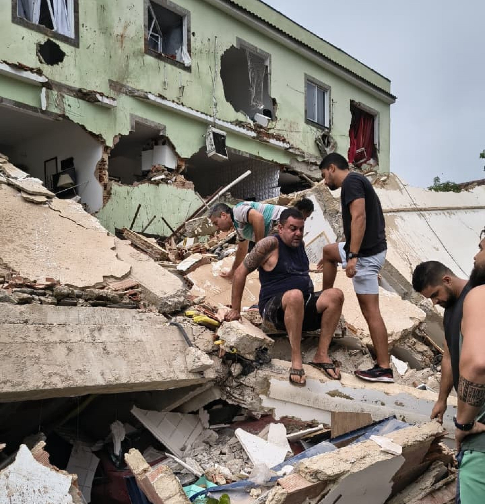 Prédio desabou na Rua Visconde de Itabaiana, no Engenho Novo