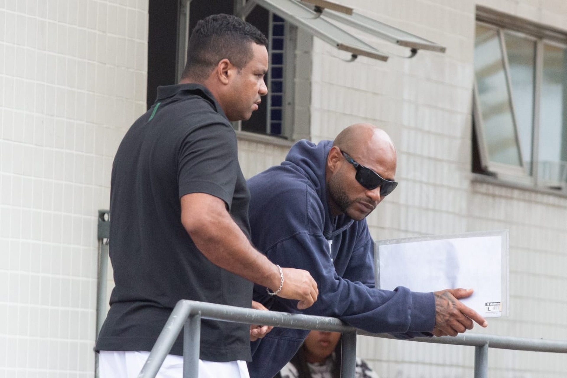 Amigo de Betty e o filho, que est&aacute; de casaco, no IML - &Eacute;rica Martin/Ag&ecirc;ncia O DIA