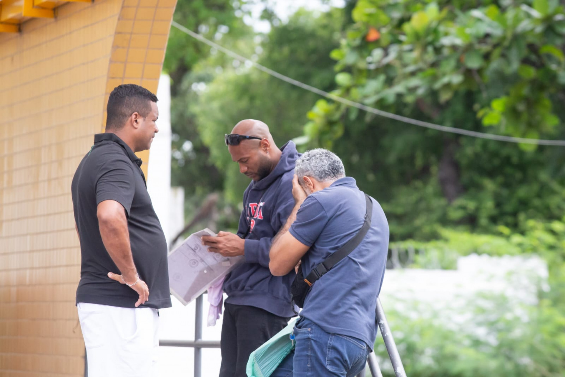 Familiares de Betty Louella estiveram no IML para realizar a liberação do corpo - Érica Martin/Agência O DIA