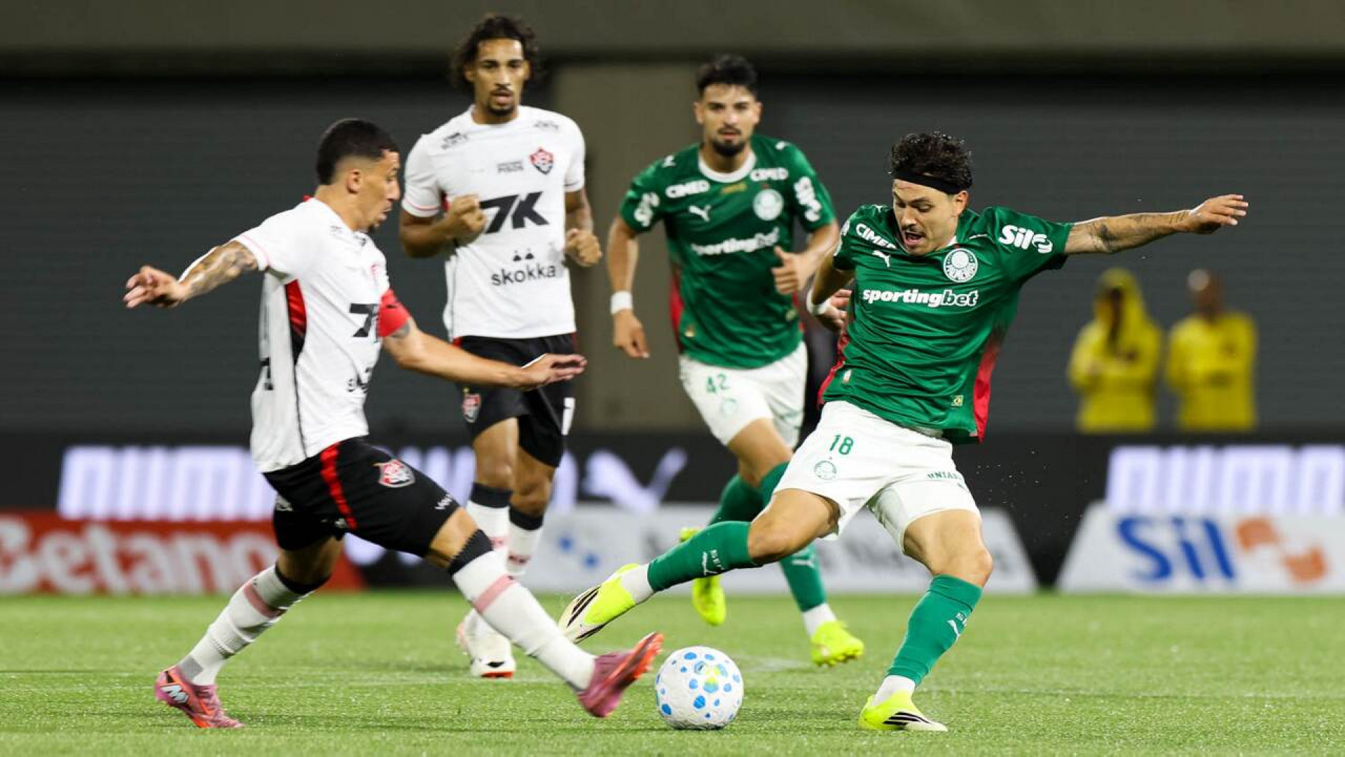 Vit&oacute;ria x Flamengo: onde assistir, escala&ccedil;&otilde;es e arbitragem