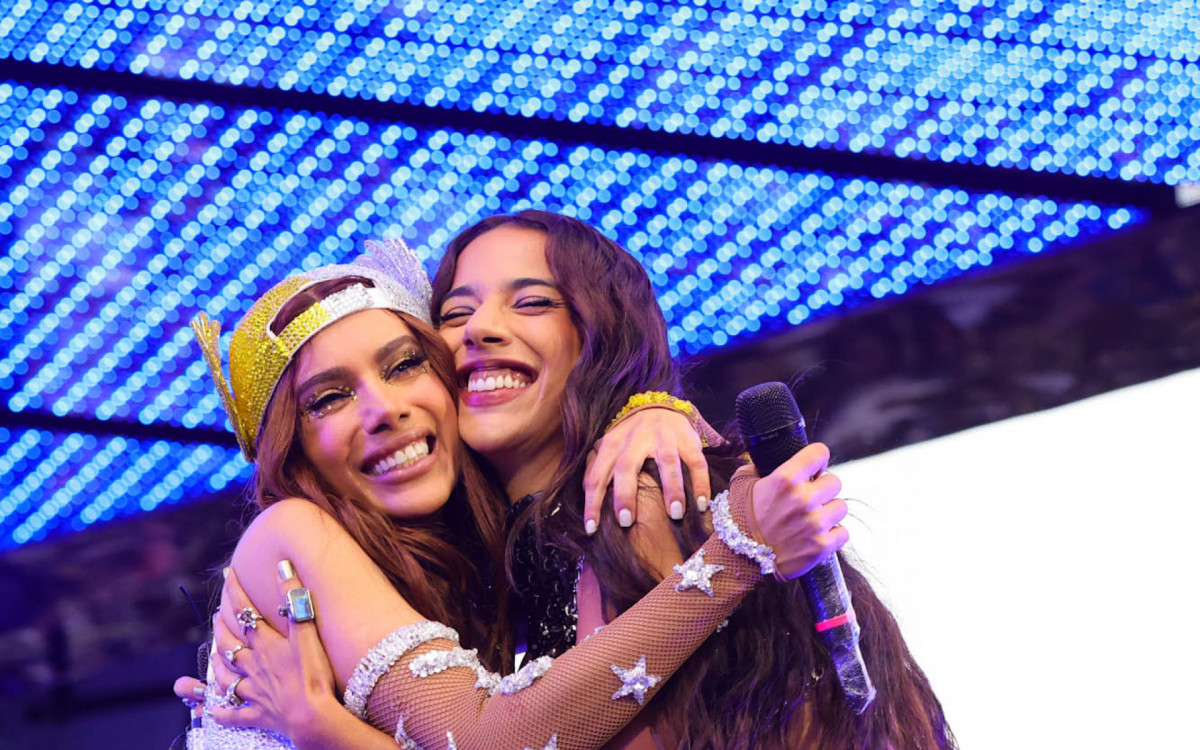 Anitta abra&ccedil;a Marina Sena em show