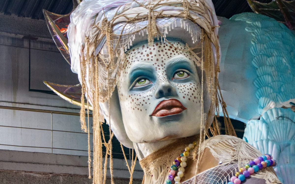 Detalhe de escultura de alegoria da Portela