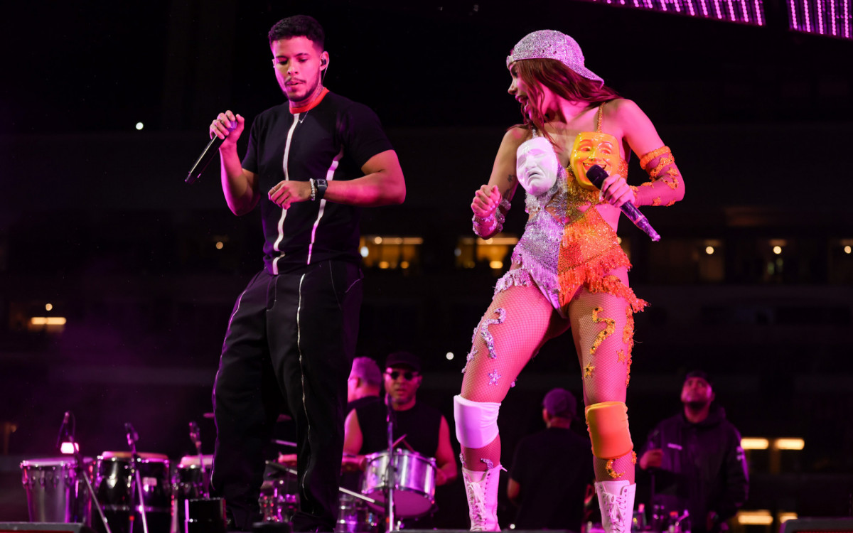 Anitta recebe Felipe Amorim no show em S&atilde;o Paulo