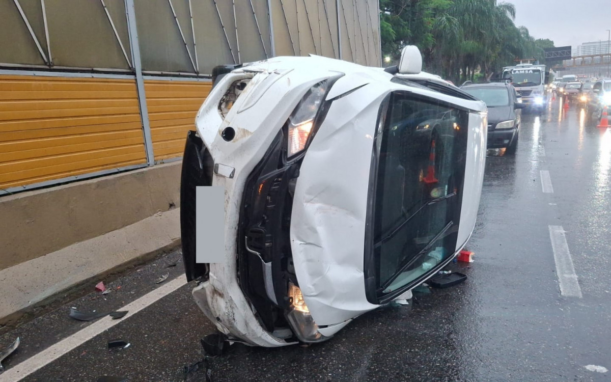 Carro capota e vias ficam alagadas durante temporal na cidade do Rio