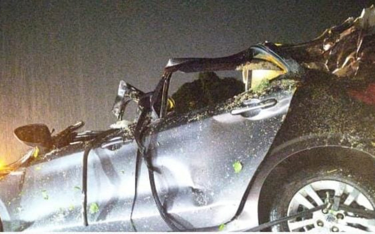 Carro onde estavam as quatro vítimas, três morreram no local