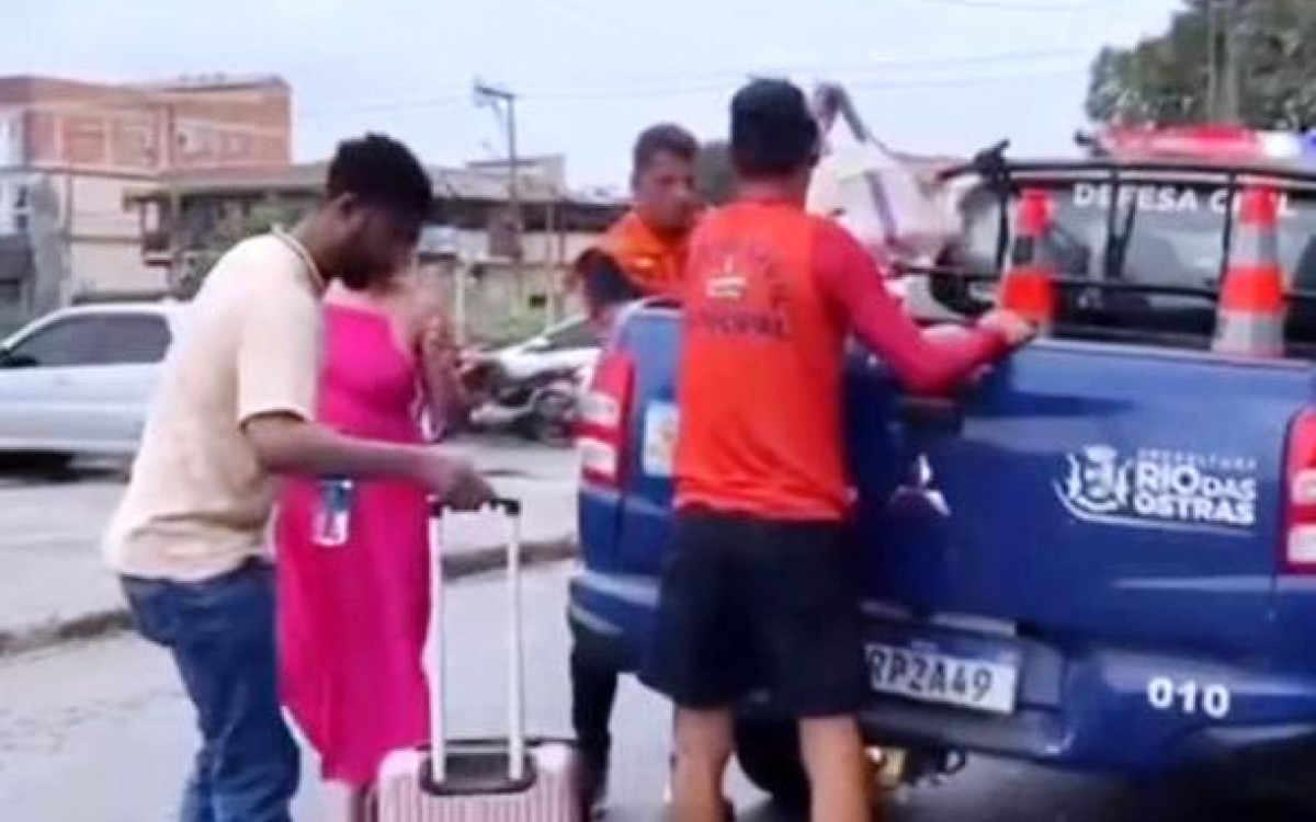Ruas alagadas e equipes em ação após o temporal que atingiu Rio das Ostras no domingo