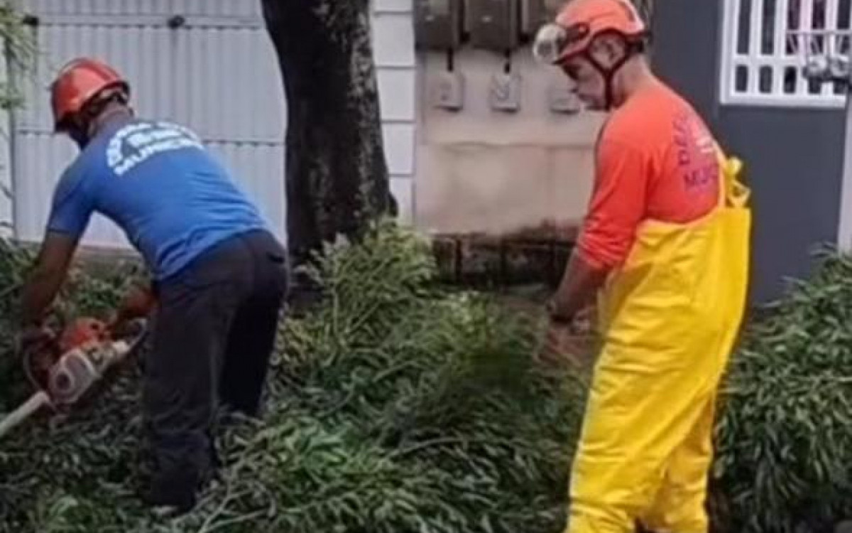 Ruas alagadas e equipes em ação após o temporal que atingiu Rio das Ostras no domingo