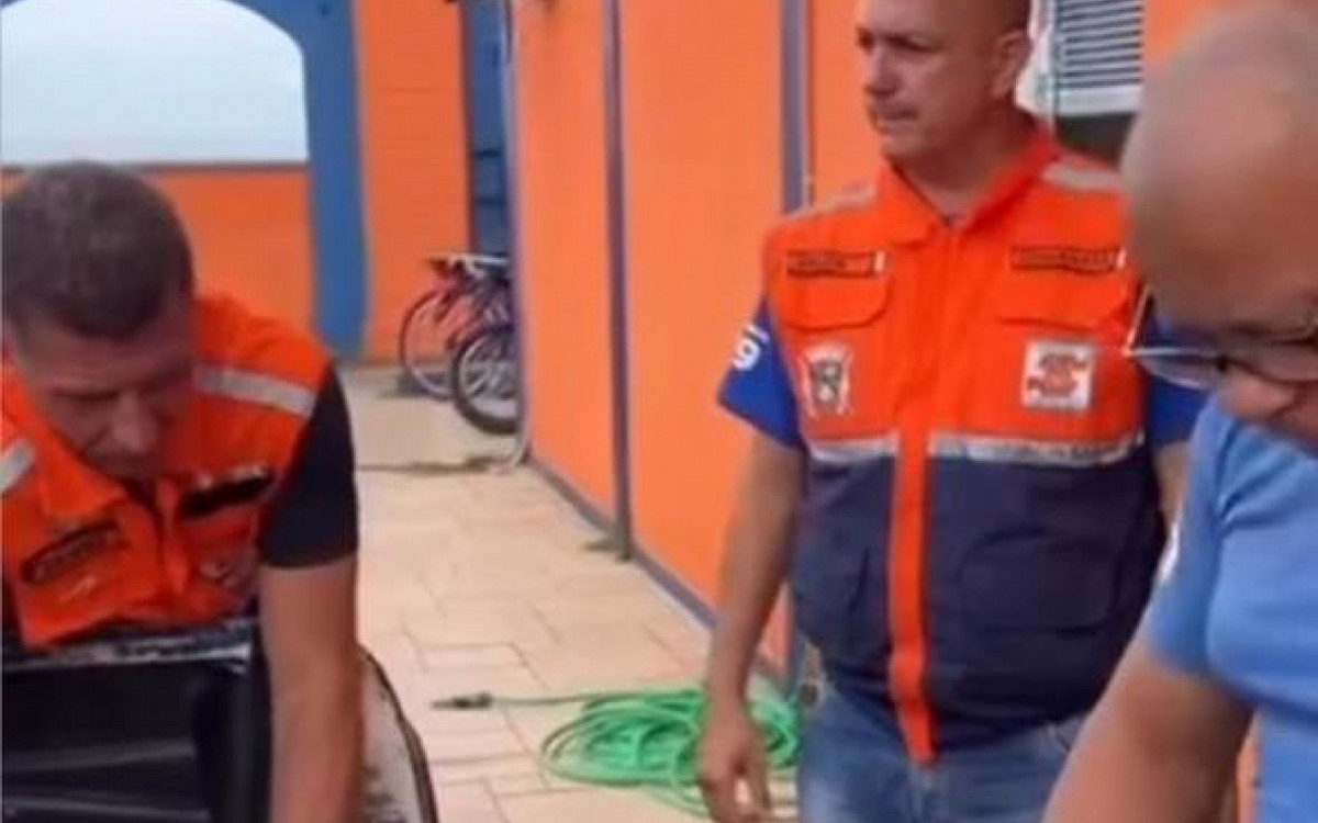 Ruas alagadas e equipes em ação após o temporal que atingiu Rio das Ostras no domingo