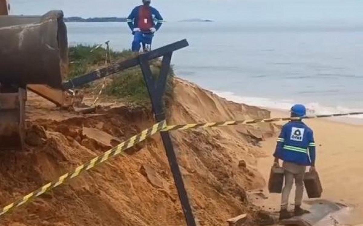 Erosão atinge trecho da Avenida Atlântica após chuva forte em Barra de São João