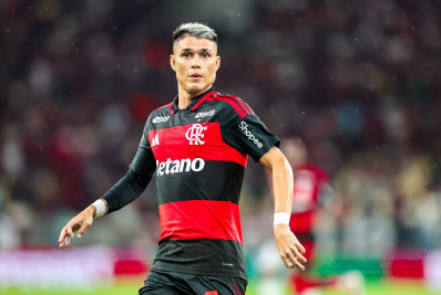 Flamengo divulga relacionados e confirma retorno de Luiz Araújo