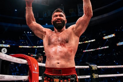 Ex-campeão do UFC dá show no Boxe sem luvas e fatura cinturão aos 47 anos de idade