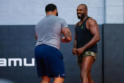 Jon Jones admite lesão, esfria luta com Poatan no UFC Casa Branca e diz: 'Posso ter terminado'