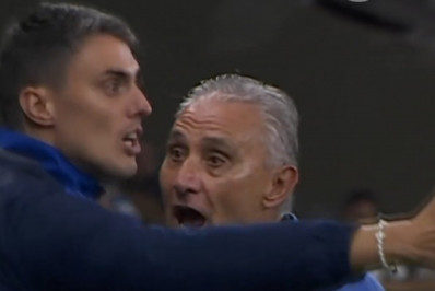 Tite discute com filho, o auxiliar Matheus Bachi, durante partida do Cruzeiro
