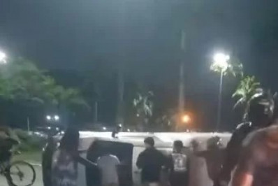 Capotamento após colisão entre carros deixa feridos no Centro de Cabo Frio