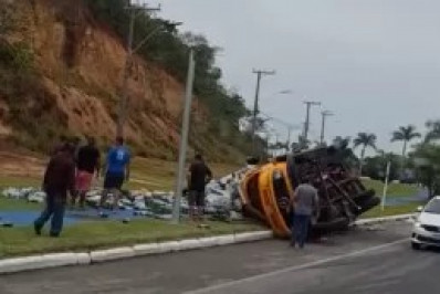 Caminhão de bebidas tomba na RJ-106, na entrada de Iguaba Grande