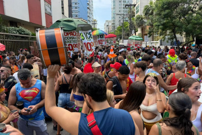 Cordão da Bola Branca leva tradição e inclusão ao Carnaval de Niterói