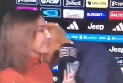 Treinador beija repórter para explicar indignação