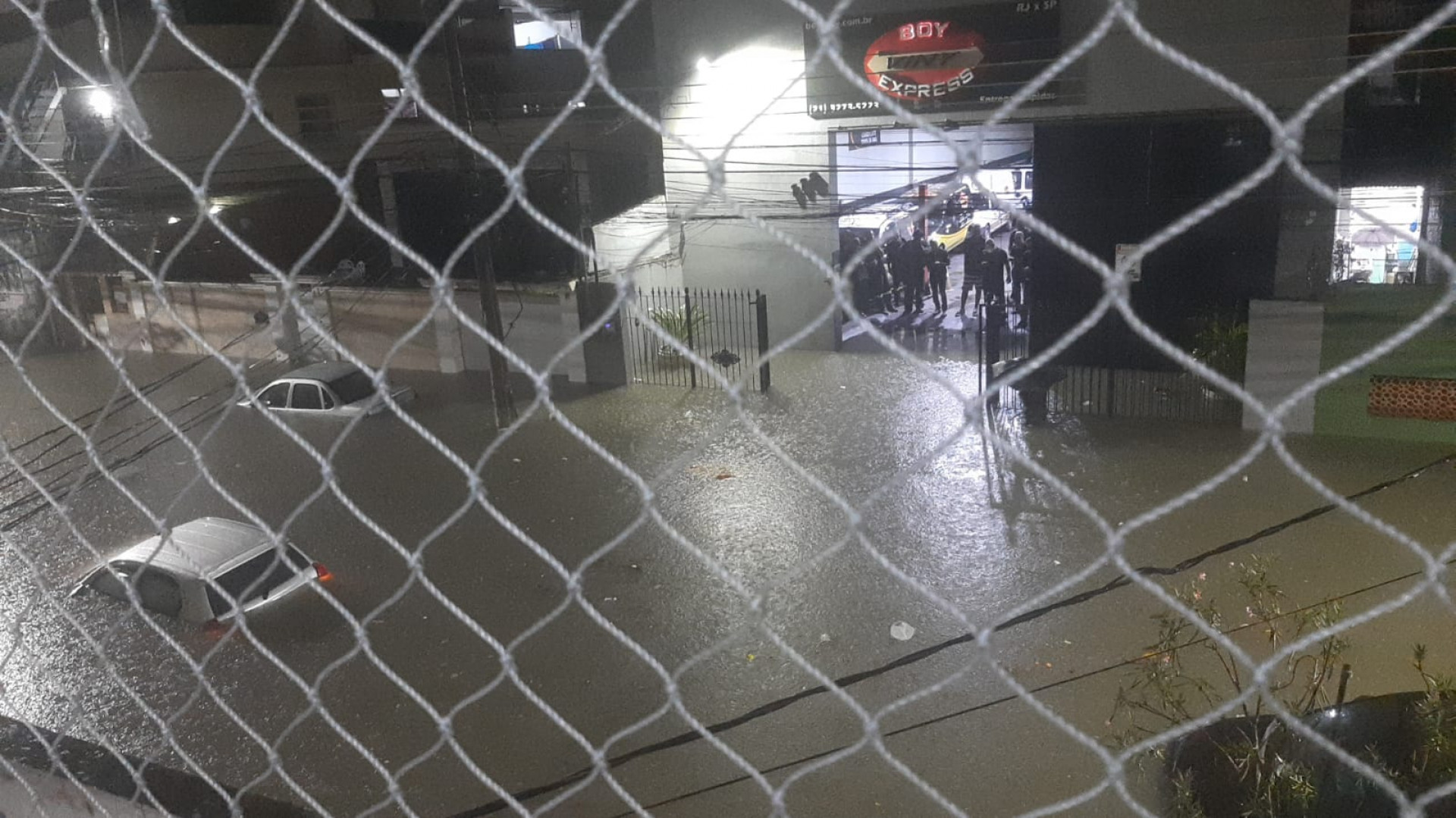 Rua Ferreira Leite, na Abolição, ficou alagada. Carros ficaram com água acima dos pneus - Reprodução