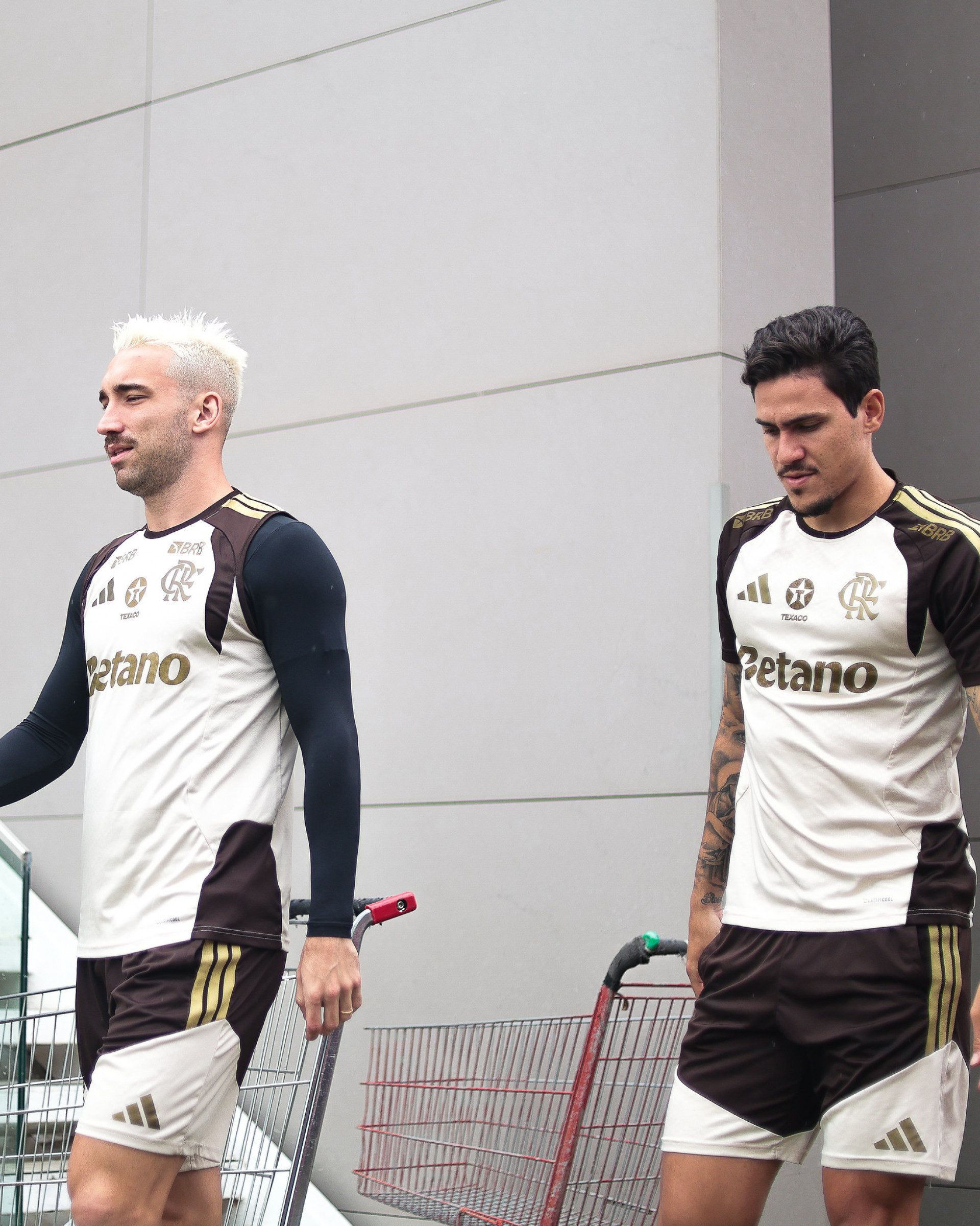 L&eacute;o Ortiz e Pedro em treino nesta segunda-feira (9) - Gilvan de Souza / Flamengo