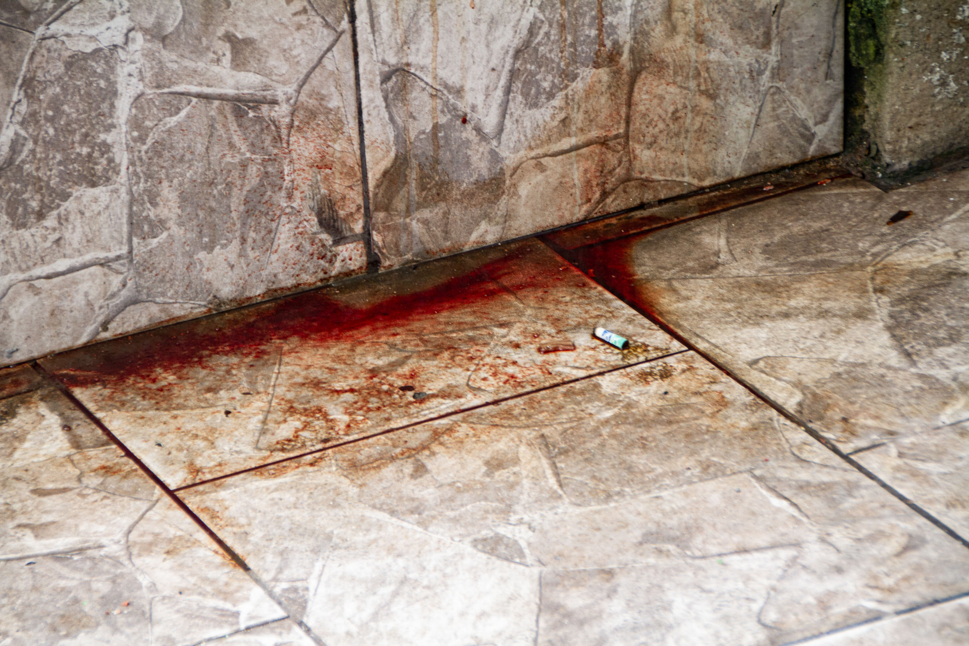 Bar onde ocorreu a chacina amanheceu nesta segunda (9) com marcas de tiros e sangue espalhado pelo ch&atilde;o - &Eacute;rica martin/Ag&ecirc;ncia O Dia