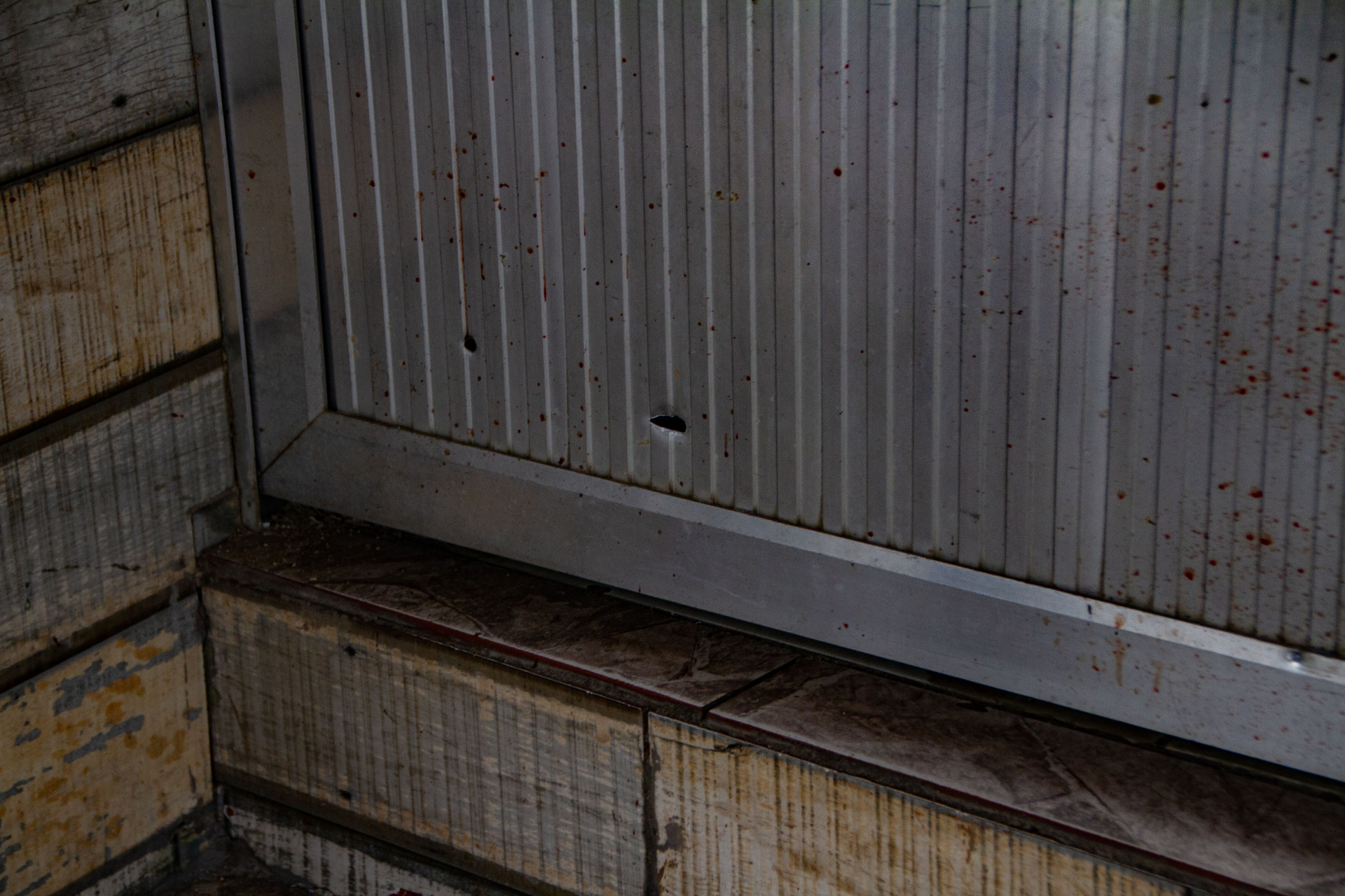 Bar onde ocorreu a chacina amanheceu nesta segunda (9) com marcas de tiros e sangue espalhado pelo ch&atilde;o - &Eacute;rica martin/Ag&ecirc;ncia O Dia