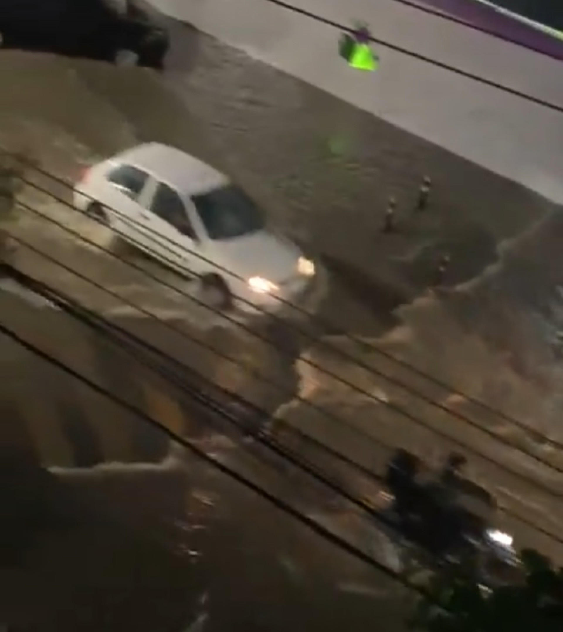 Ruas da Ilha do Governador, na Zona norte, ficaram completamente alagadas - Reprodução